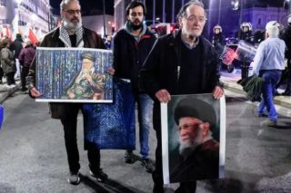 Δεν είναι AI: Ο Λαφαζάνης διαδήλωσε με εικόνα του... Αλί Χαμενεΐ - Το σχόλιο της Ακρίτα και του φωτορεπόρτερ